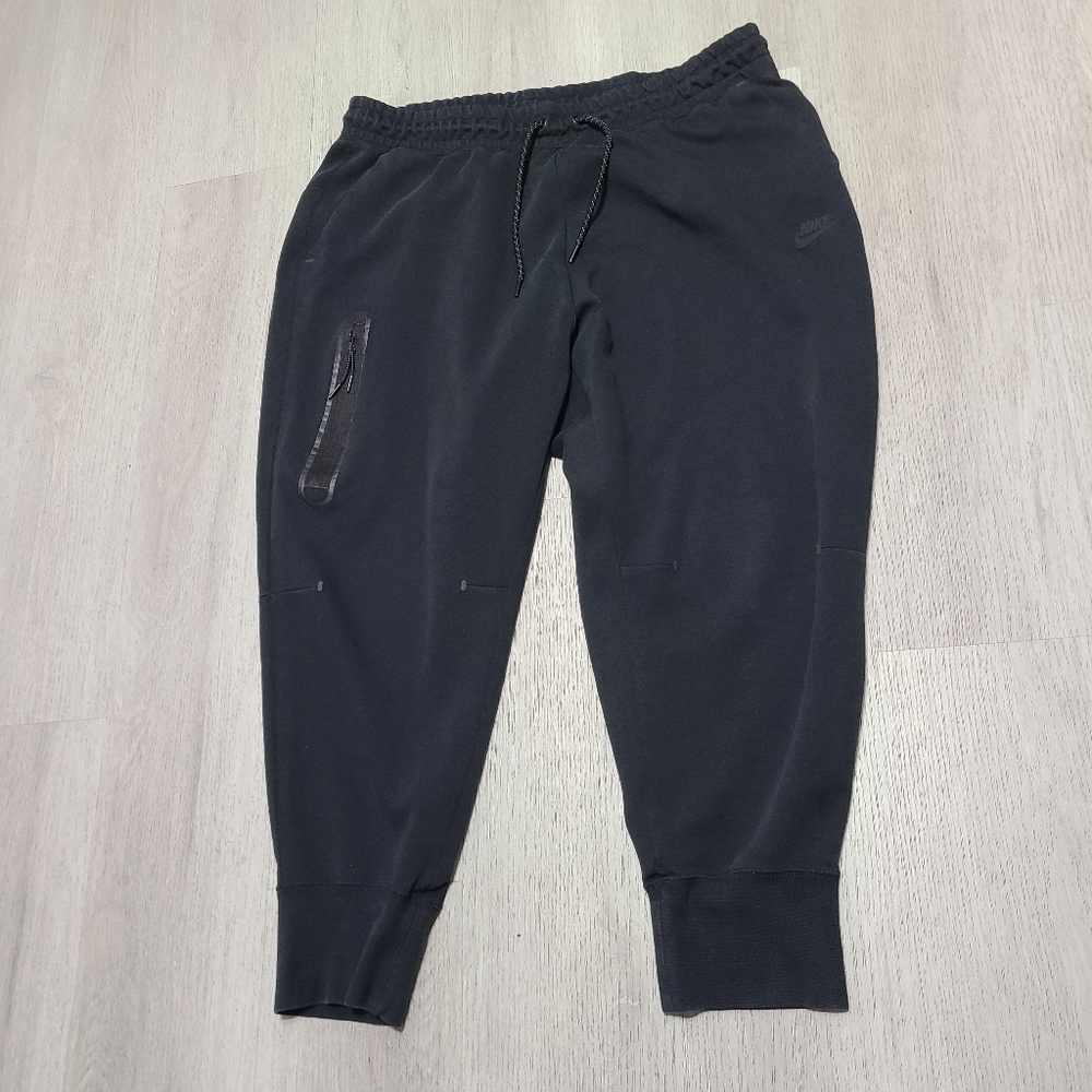 B35 Women's Nike Sportswear Tech Fleece Pants in Black - Size 1X - DA2043-010